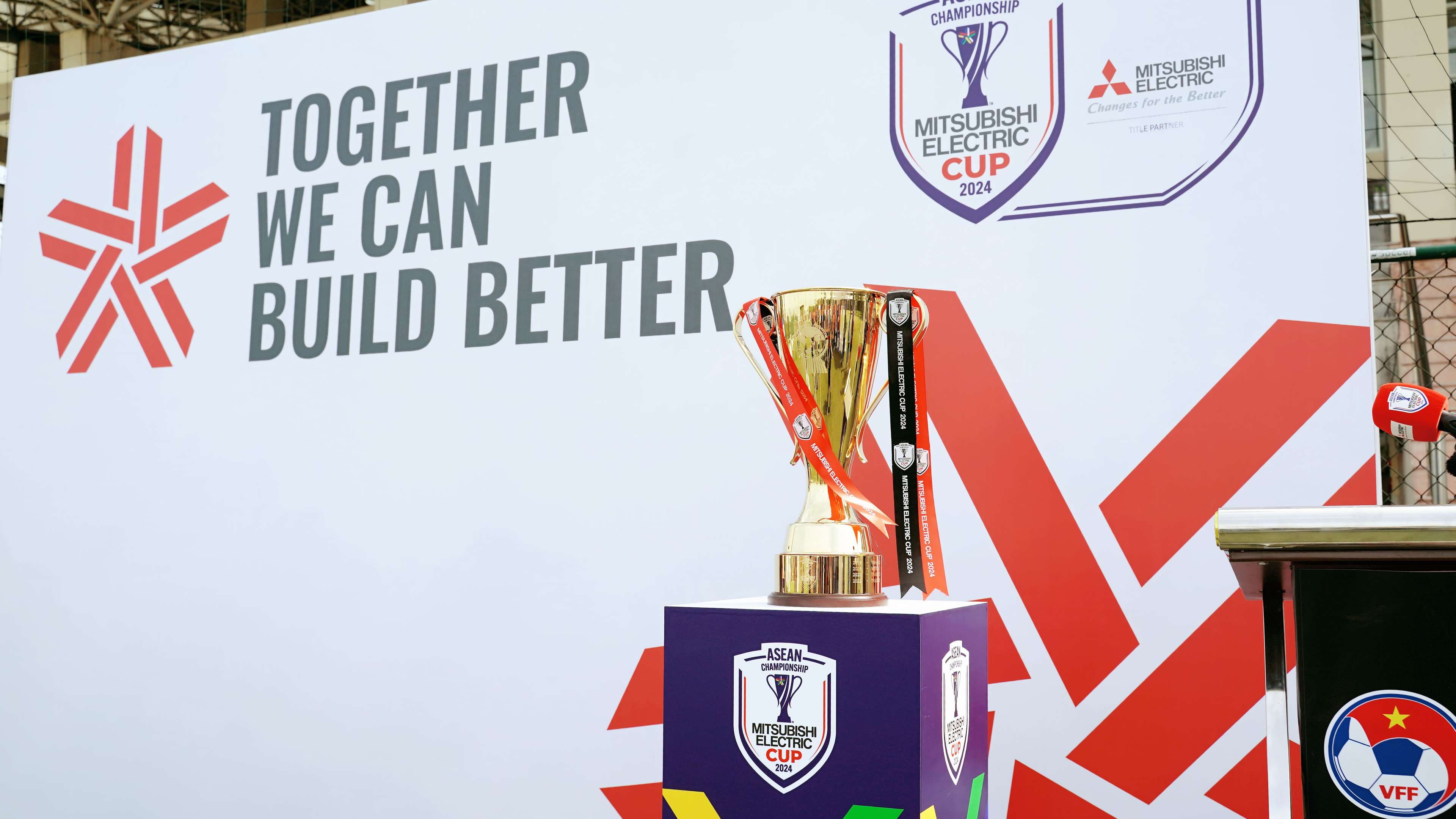 并迅速做出 并迅速做出